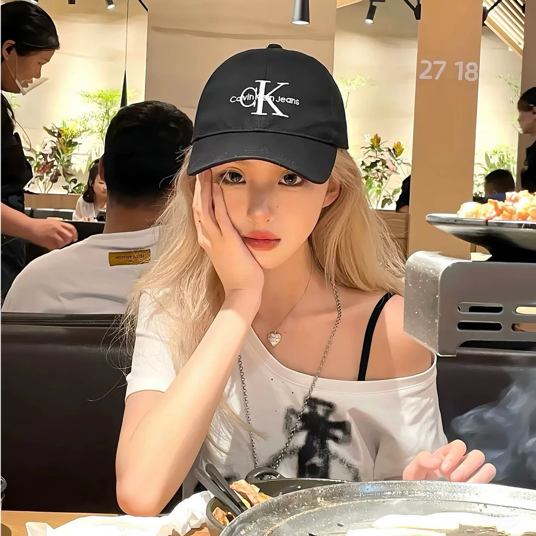 是不是你一直在找的T恤?大U领的设计也太显身材咯吧