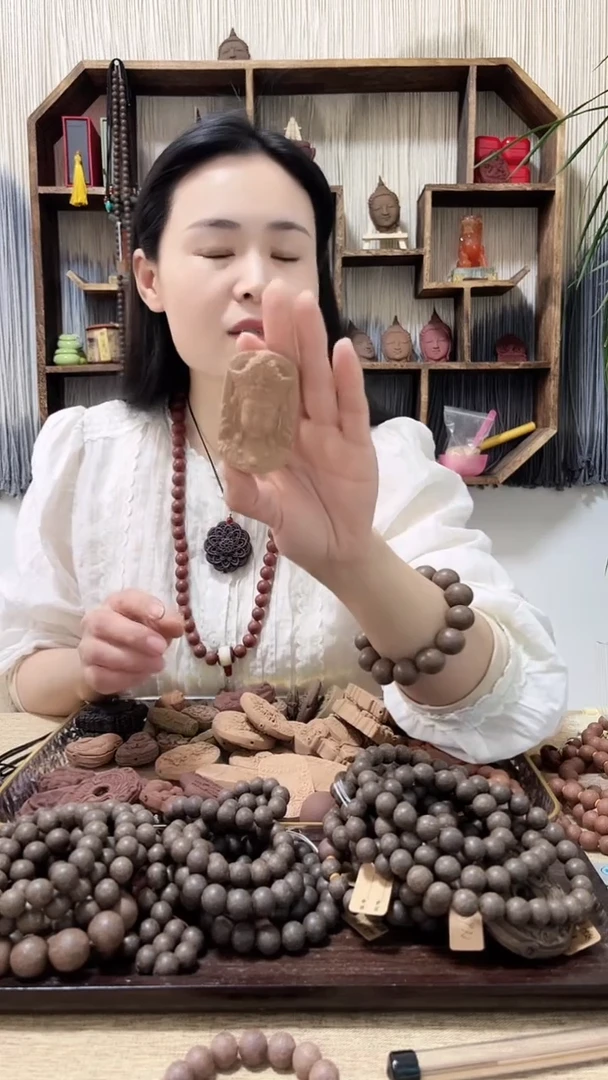 【闪购商品】泥塑龙涎香方观音牌