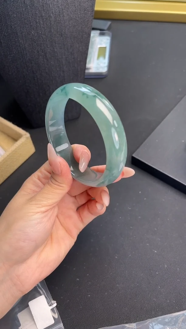 翡翠手镯未镶嵌手镯