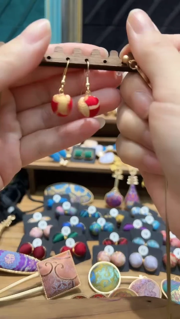 【闪购商品】【孤品款2.7】喜鹊牡丹红金耳坠随机花位