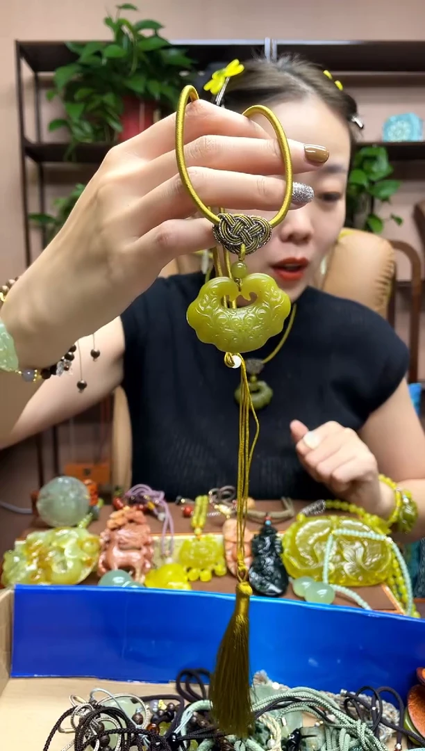未镶嵌岫玉颈饰多样性发货发其中之一