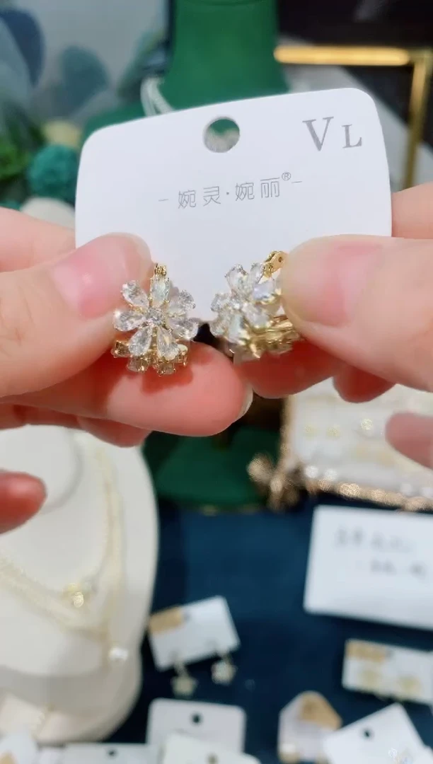 铜合金合成立方氧化锆925银双面樱花耳扣