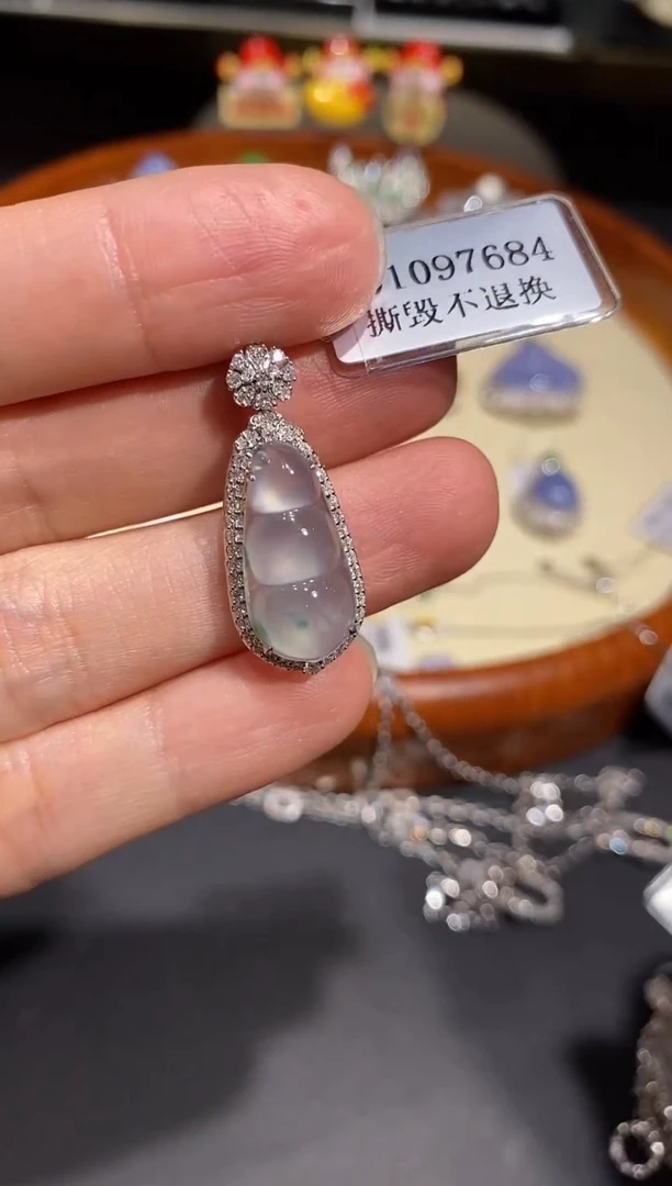 【闪购商品】翡翠颈饰18K金镶嵌吊坠