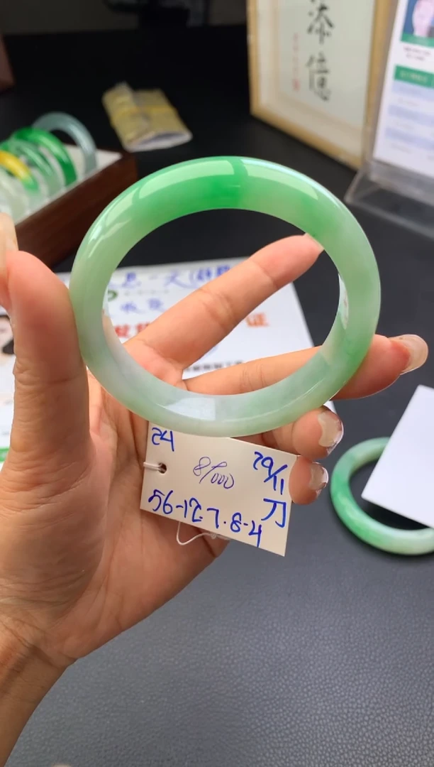 未镶嵌手镯翡翠她****方假一赔三   手镯