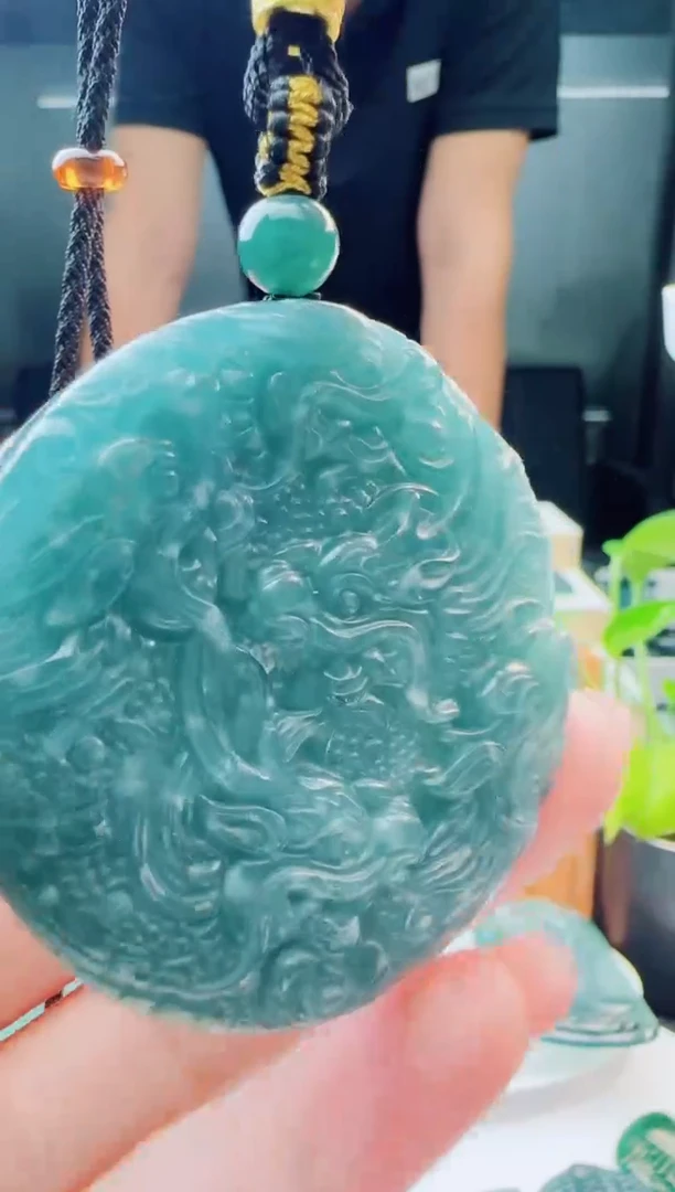 翡翠未镶嵌颈饰多样性发货其中一件