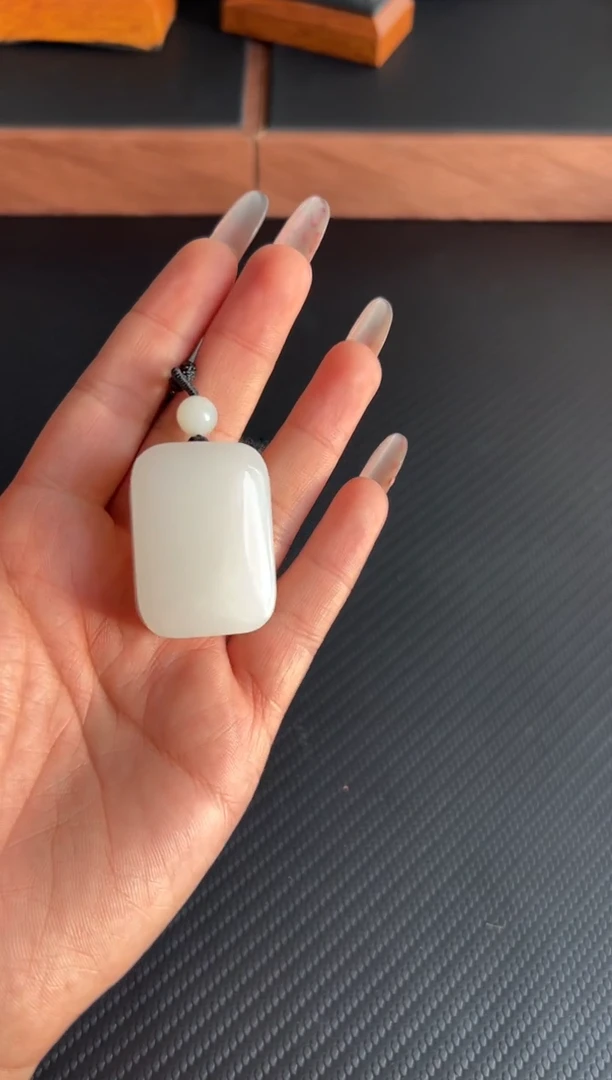 和田玉未镶嵌吊坠(赠链)黑山微色差 J