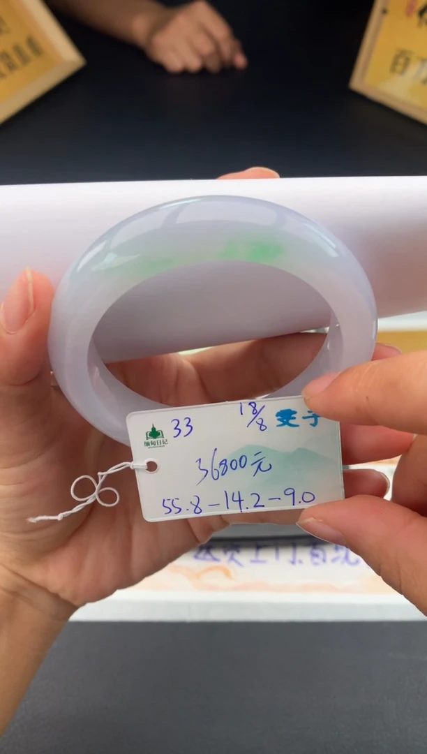 翡翠手镯未镶嵌自带#送人#，联系客服核对地址~