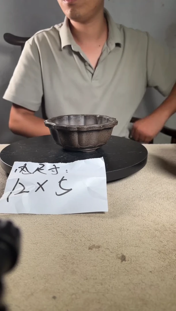 A宜兴紫砂小花盆