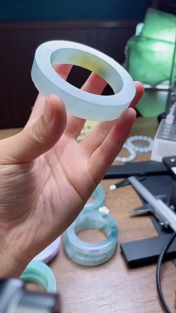 定制翡翠手镯未镶嵌刘*白定制