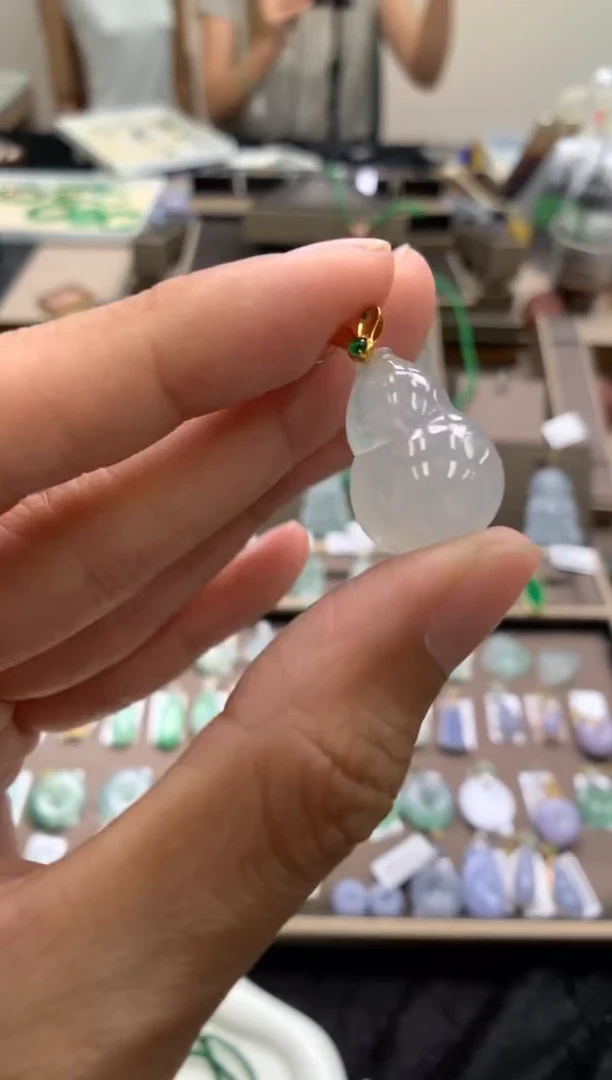 颈饰18K金镶嵌翡翠葫芦