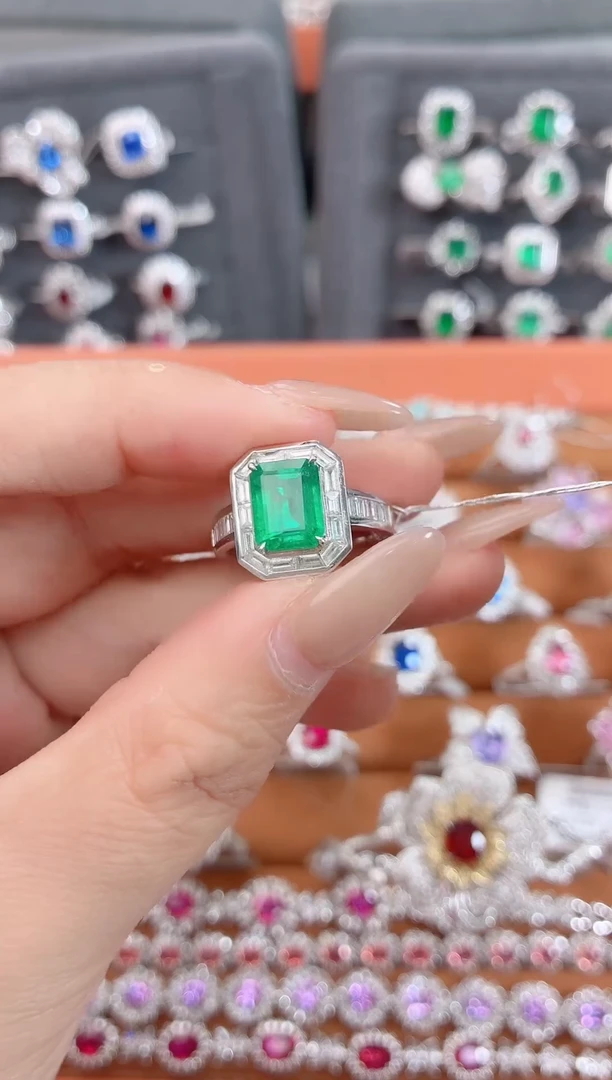 18K金镶嵌戒指祖母绿2.3克拉