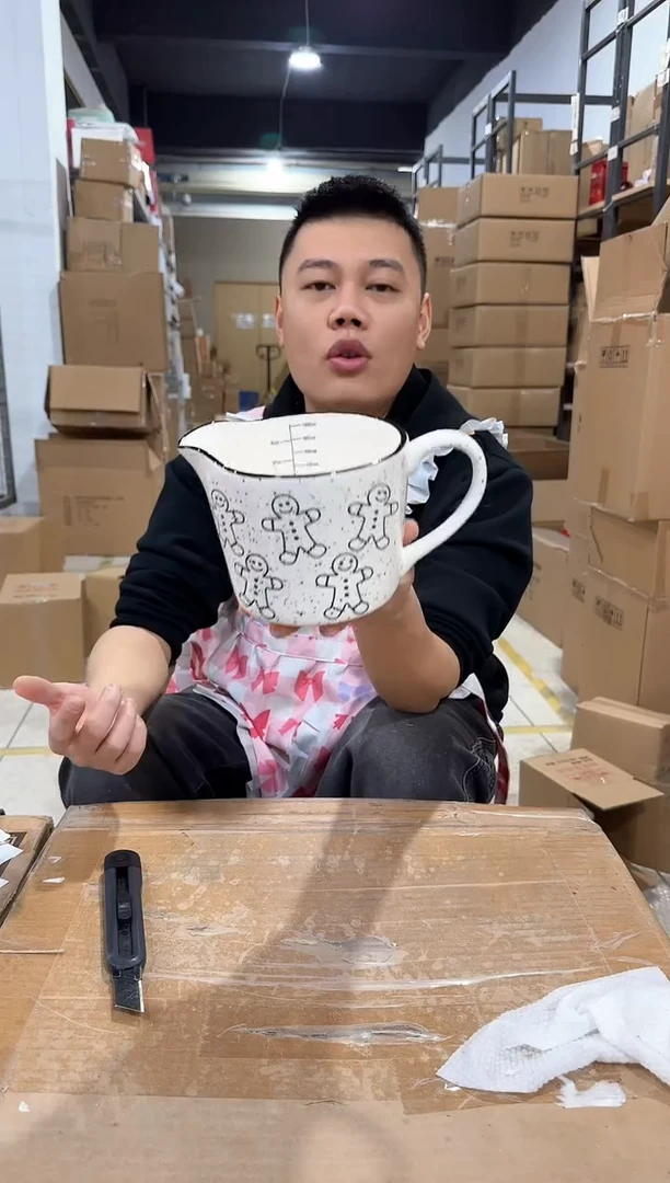 瓷片姜饼人奶壶