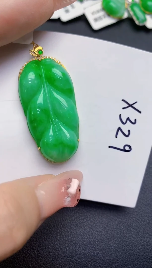 颈饰18K金镶嵌翡翠缅甸天然翡翠A货