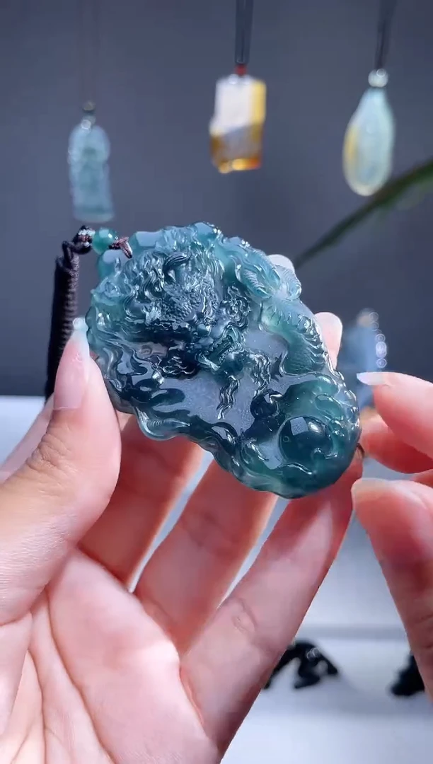 翡翠未镶嵌颈饰龙牌