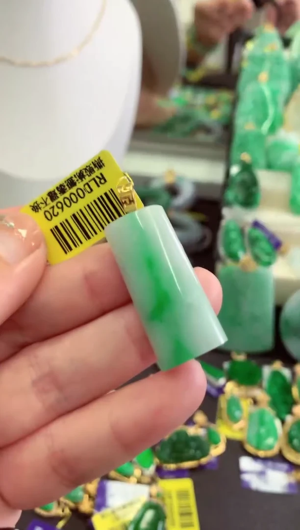 翡翠18K金镶嵌颈饰挂件
