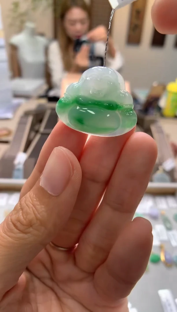 颈饰未镶嵌翡翠出****?佛公