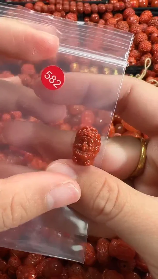 颈饰未镶嵌南红玛瑙1