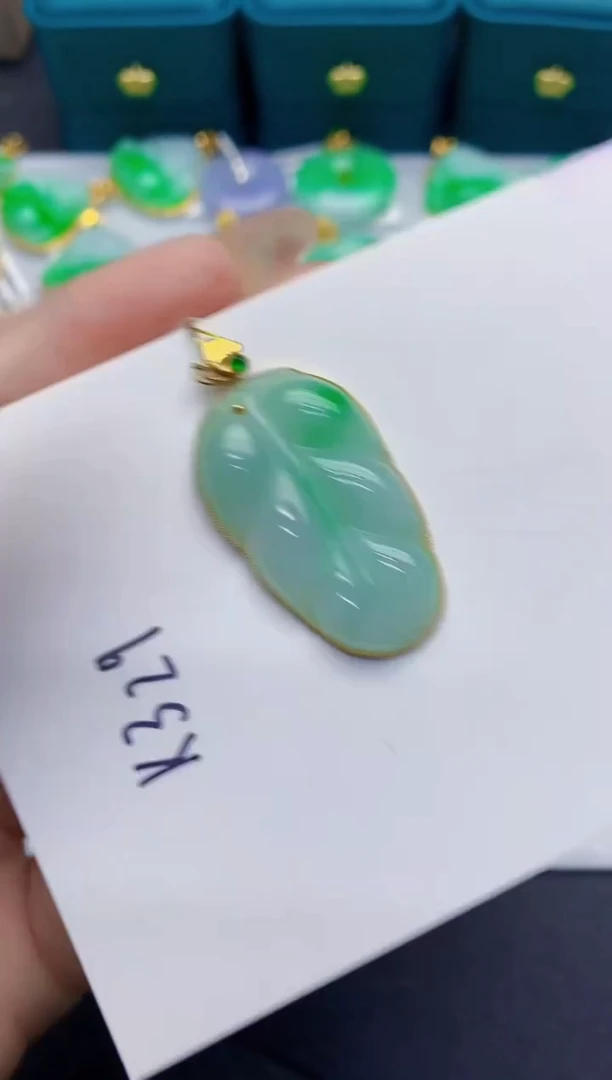 颈饰18K金镶嵌翡翠缅甸天然翡翠A货