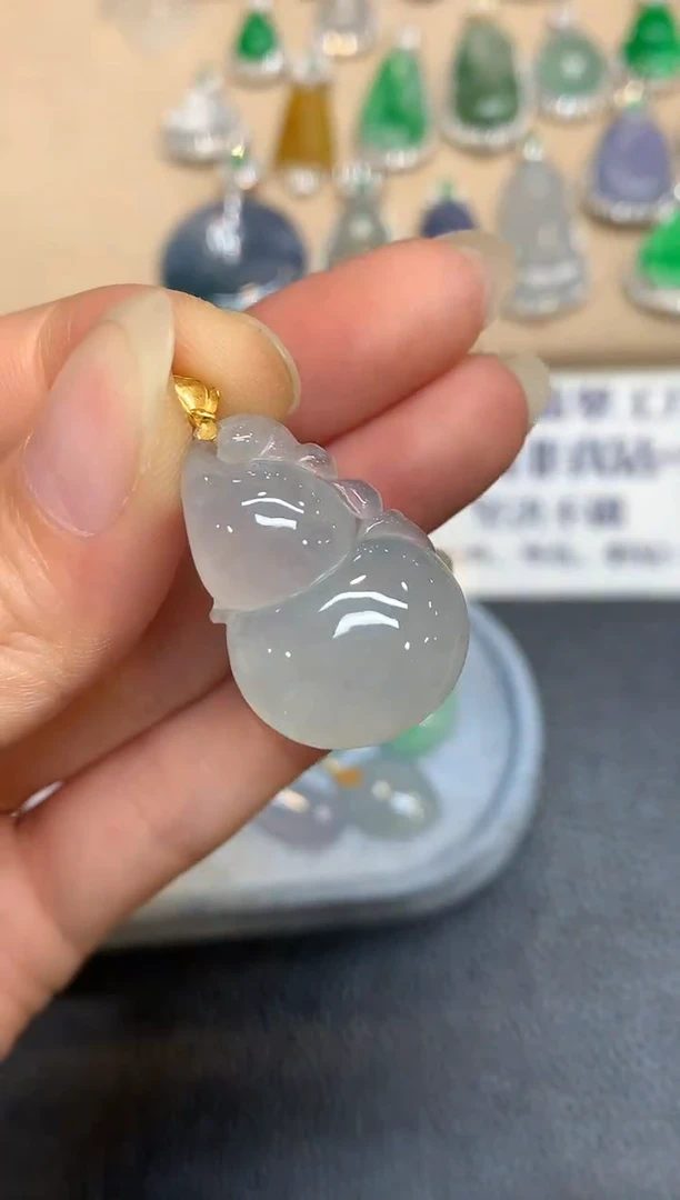 颈饰18K金镶嵌翡翠葫芦【无服务费