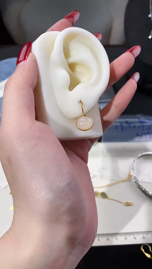 银S925镀金镶嵌和田玉耳饰椭圆冰藕粉色蛋面金色耳扣耳拍