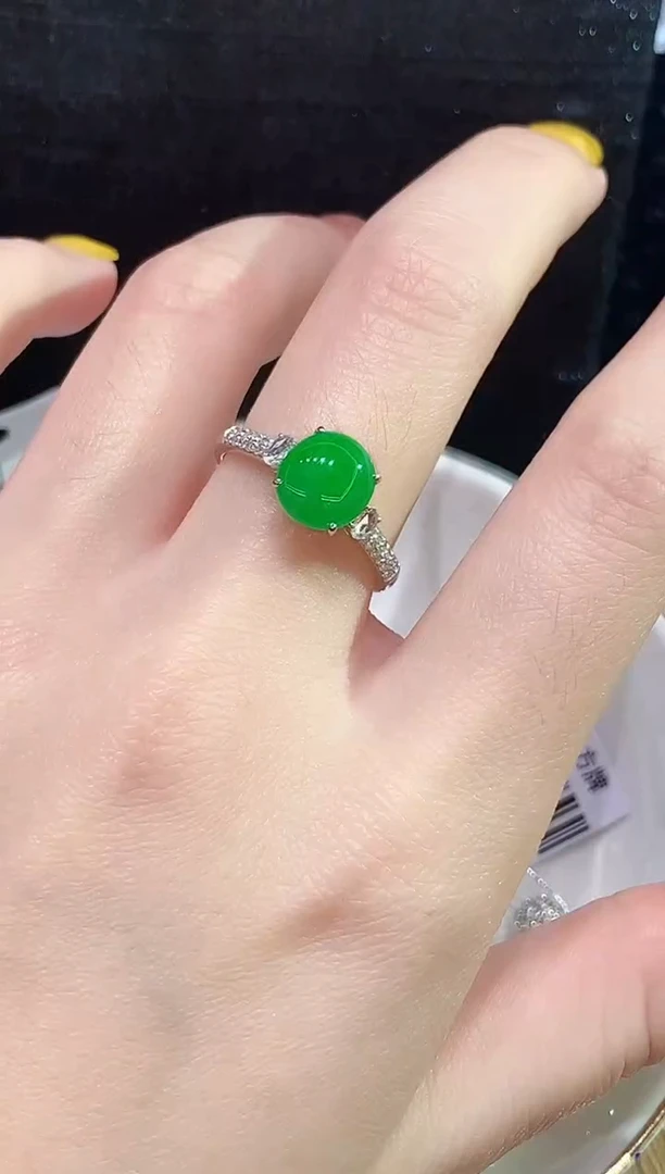 18K金镶嵌戒指翡翠多样性发其一