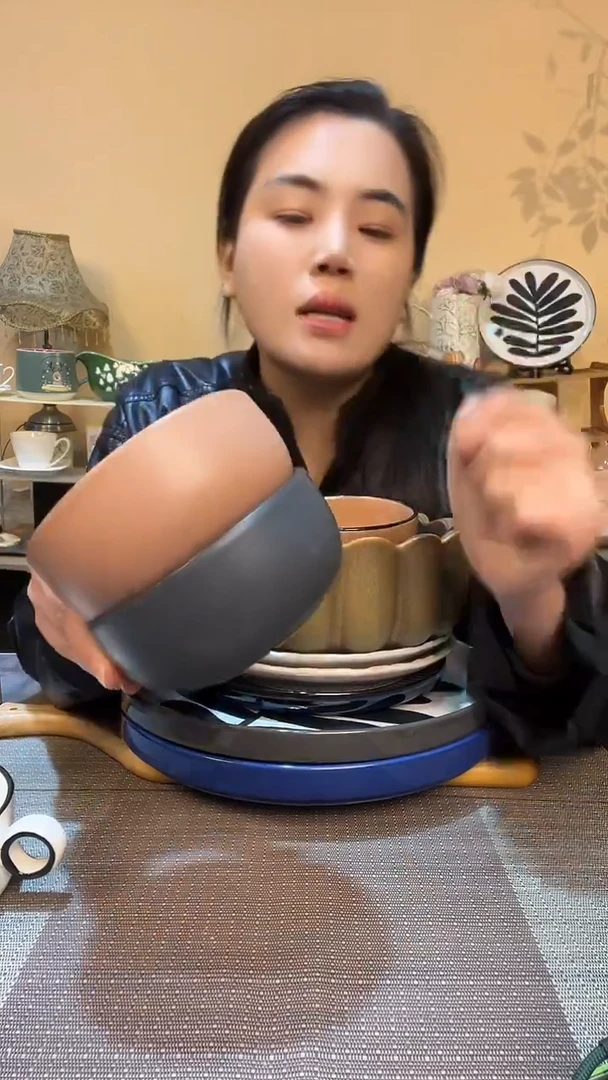 瓷片2个饭碗 微瑕介意勿拍