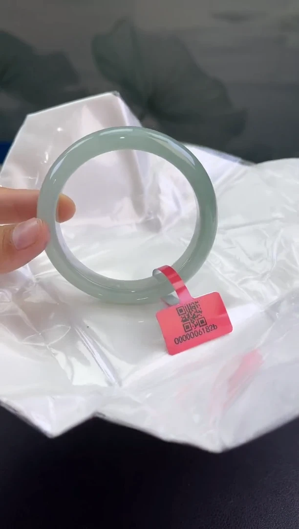 翡翠手镯未镶嵌翡翠手镯