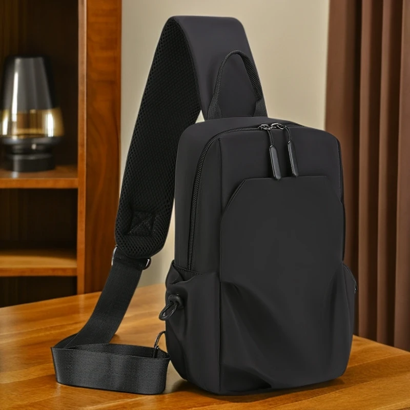 男士通勤防水开车随身包出差斜挎包单肩斜挎胸包男款旅行黑色挎包