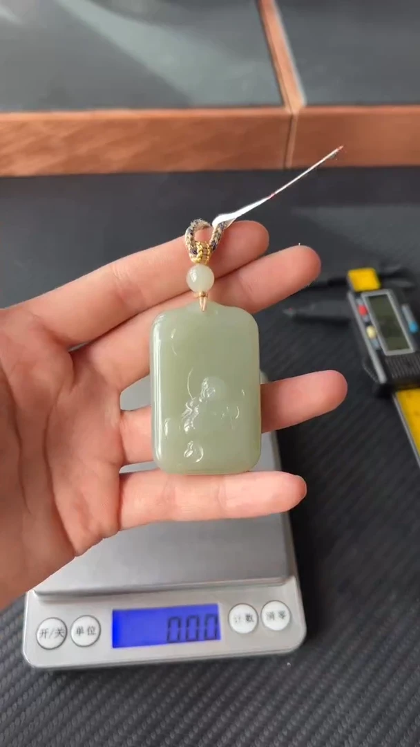 【闪购商品】和田玉吊坠(赠链)未镶嵌且末微色差近矿
