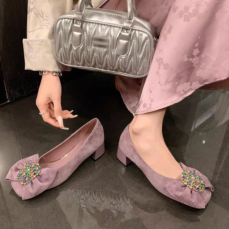 2025新款水钻紫色小香风单鞋女浅口中跟粗跟蝴蝶结方头配裙子的鞋