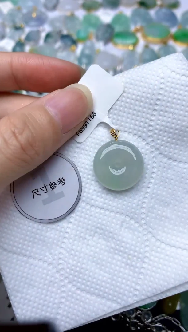 颈饰18K金镶嵌翡翠天然A货翡翠