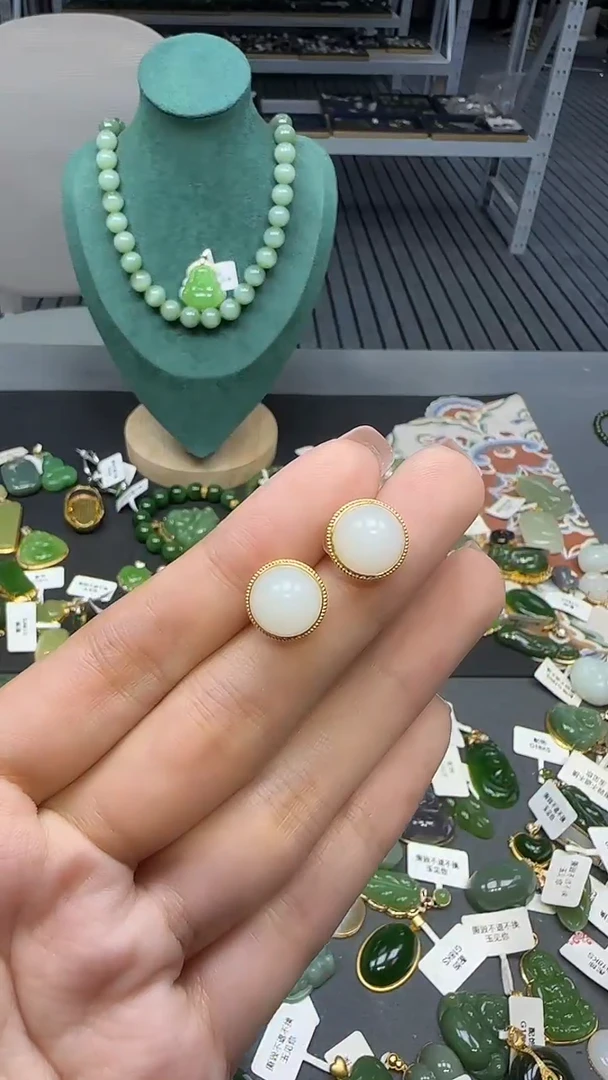 18K金镶嵌和田玉耳饰1