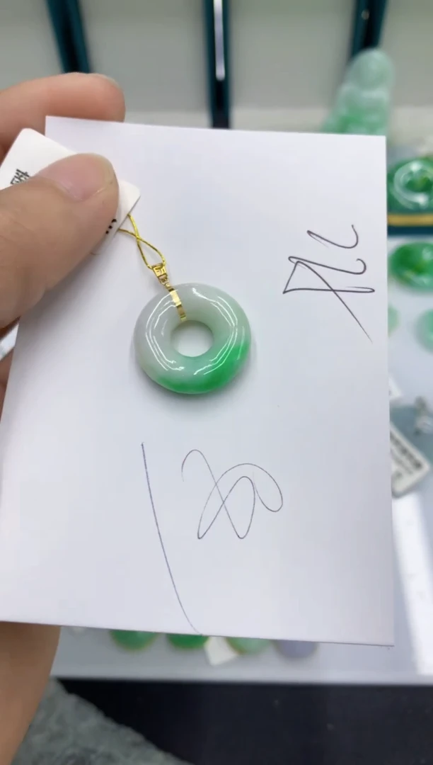 翡翠18K金镶嵌颈饰翡翠