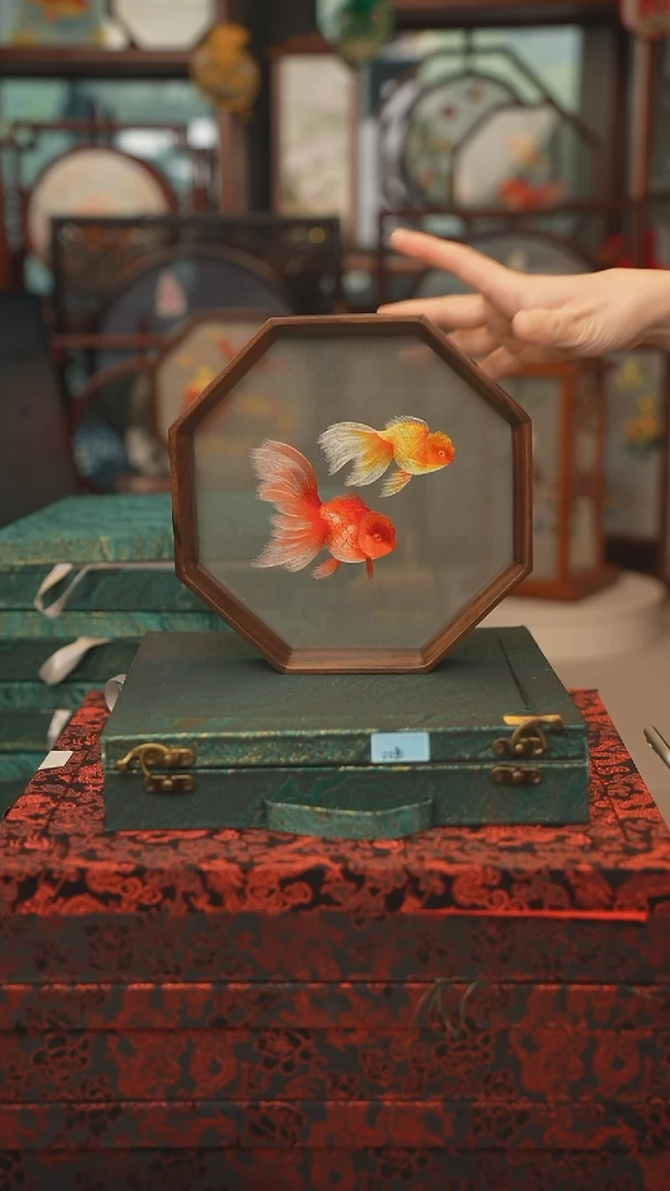 扇子苏绣双面绣八角台屏胡桃木框大号20CM