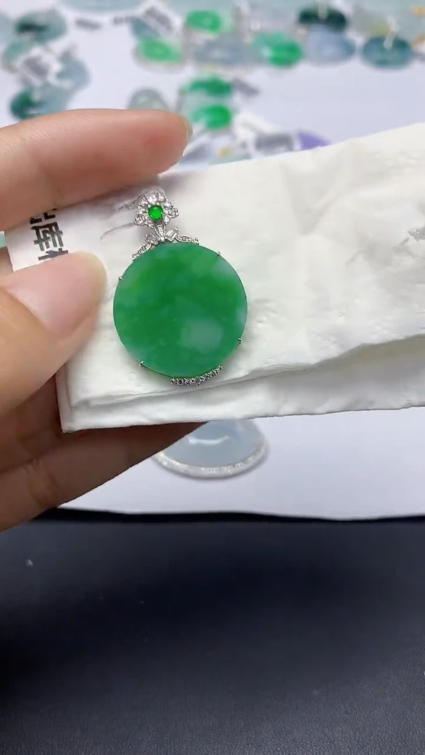 翡翠18K金镶嵌颈饰天然缅甸a货翡翠