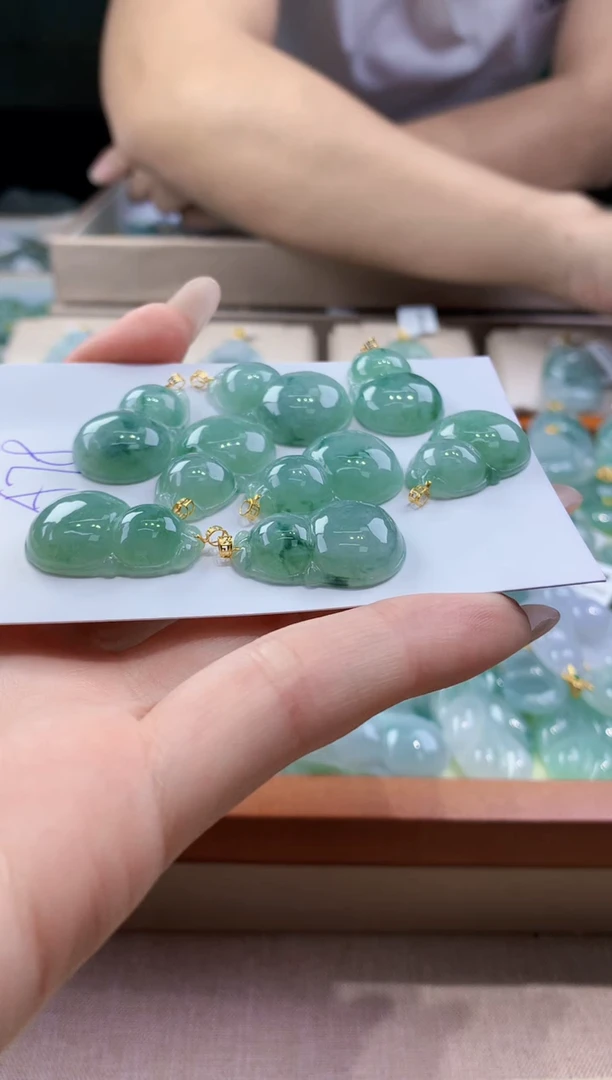 翡翠未镶嵌颈饰多样性发其一件