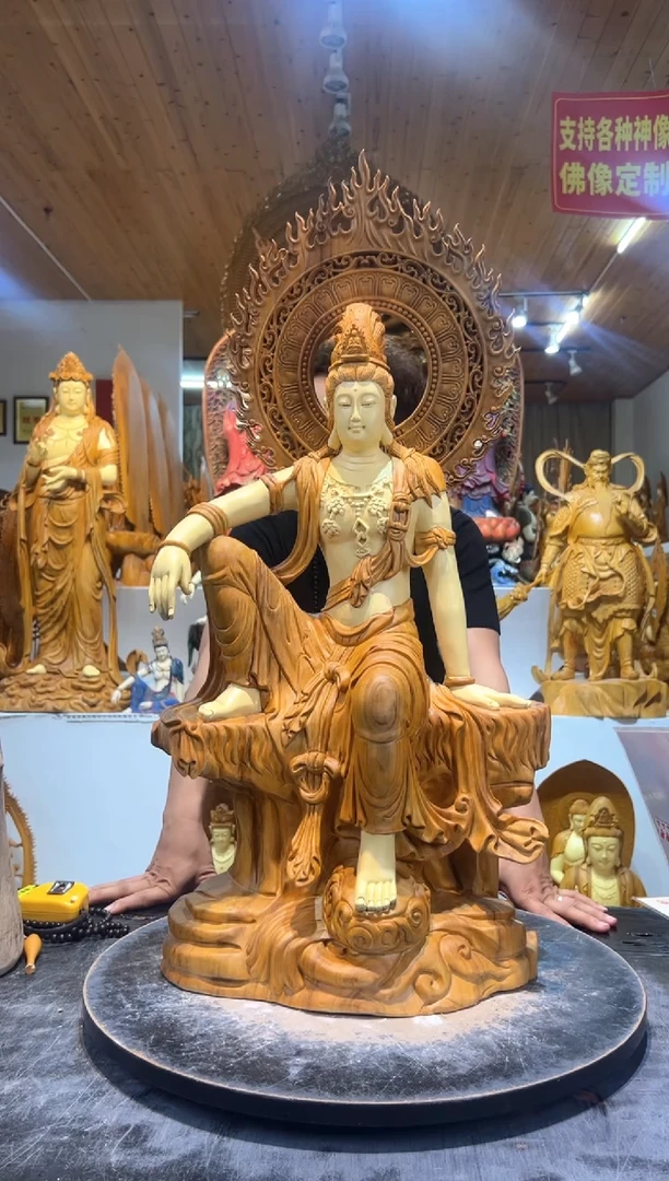 香樟木木雕款水月观音像