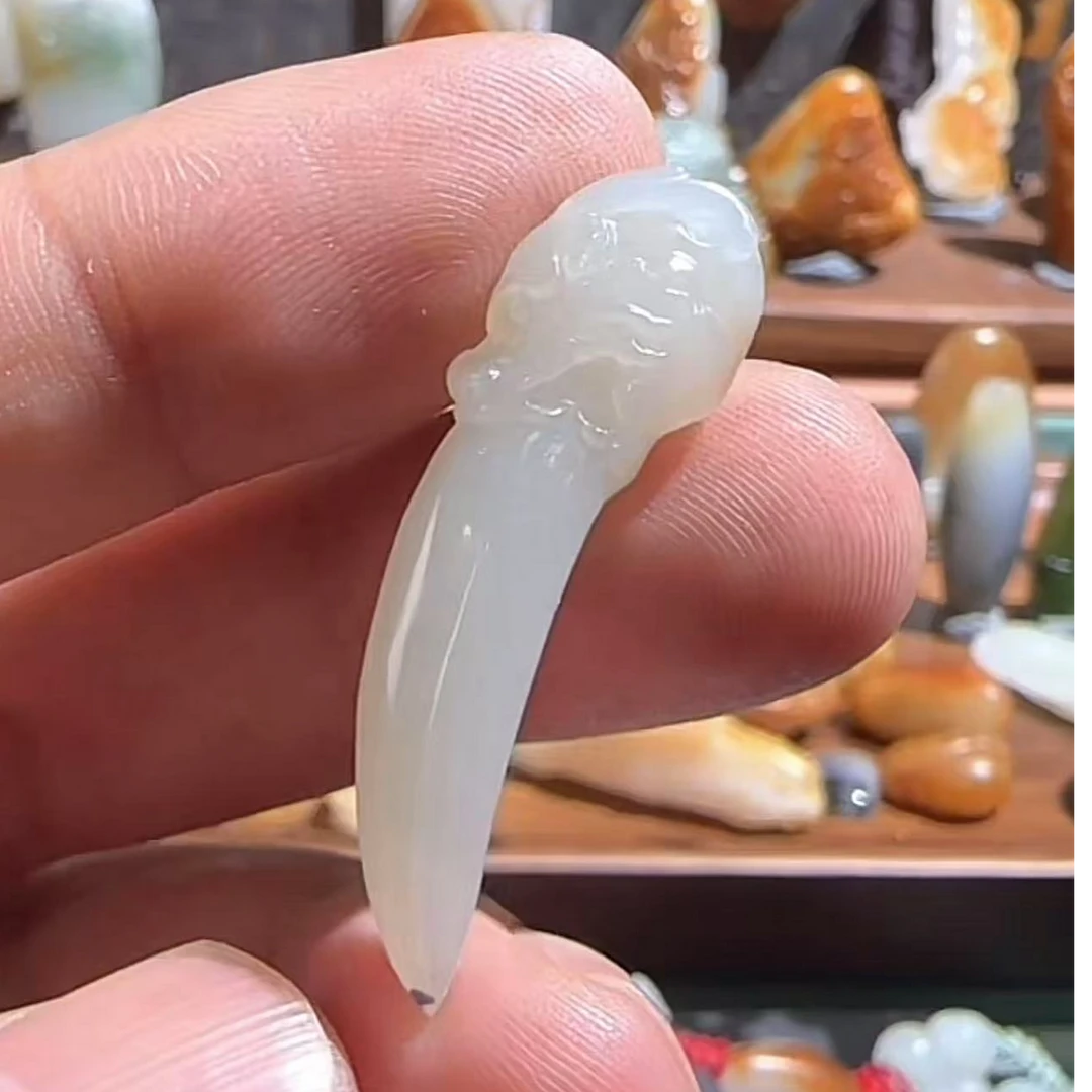 和田玉籽料龙牙挂件