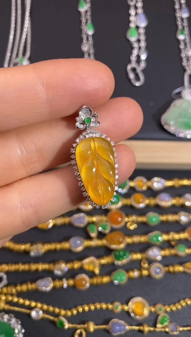 颈饰18K金镶嵌翡翠吊坠