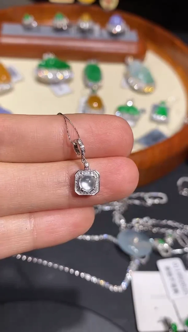 【闪购商品】翡翠颈饰18K金镶嵌吊坠