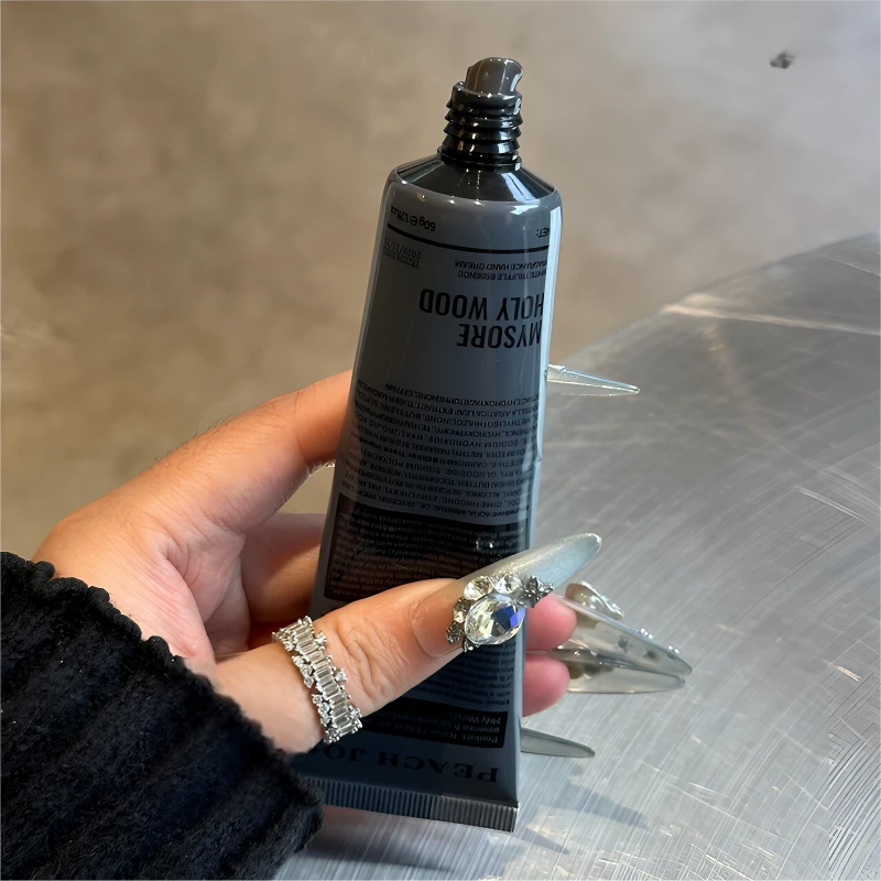 冷门但好闻死了！涂出了1000块的大牌香护手霜迈索尔圣木银色山泉