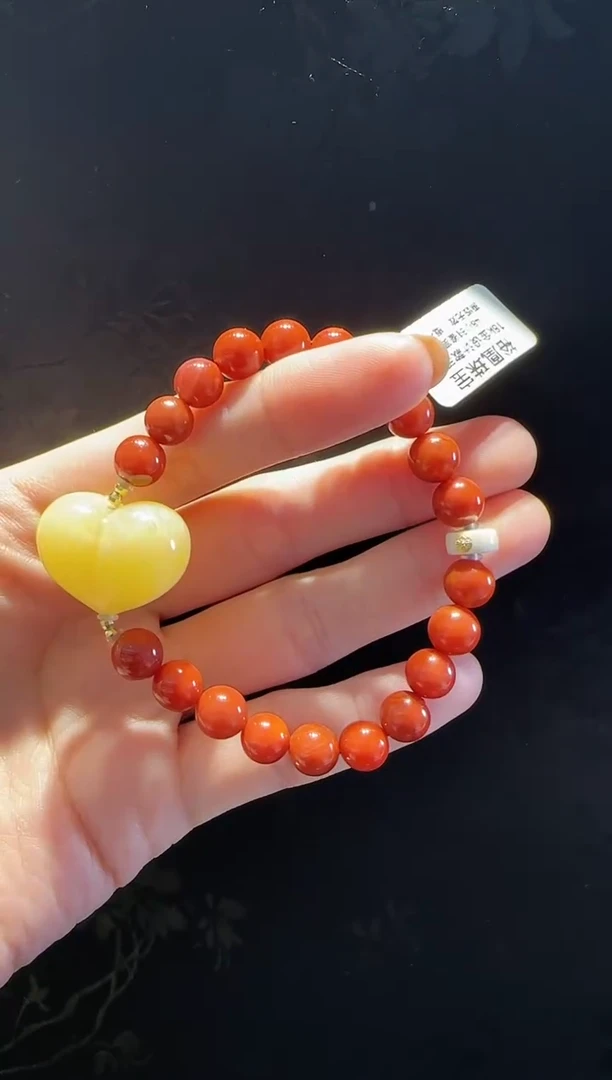18K金镶嵌手串南红玛瑙爱心款