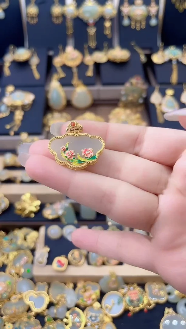 颈饰银S925镀金镶嵌和田玉祥云岁花如意锁吊坠