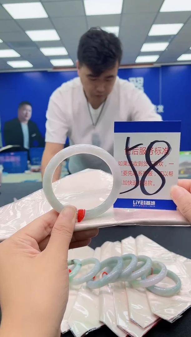 未镶嵌手镯翡翠小****?AAAAAAAAA