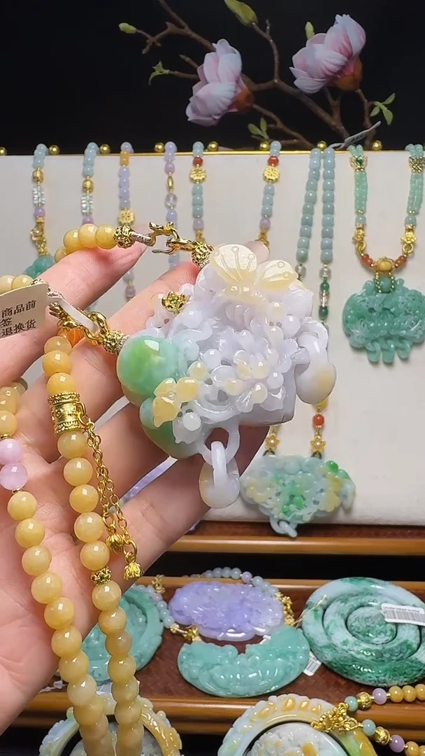 翡翠未镶嵌颈饰蝶恋花