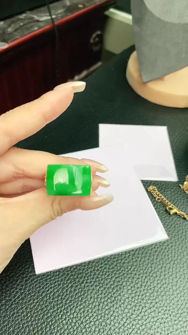 18K金镶嵌戒指翡翠赠礼盒证书