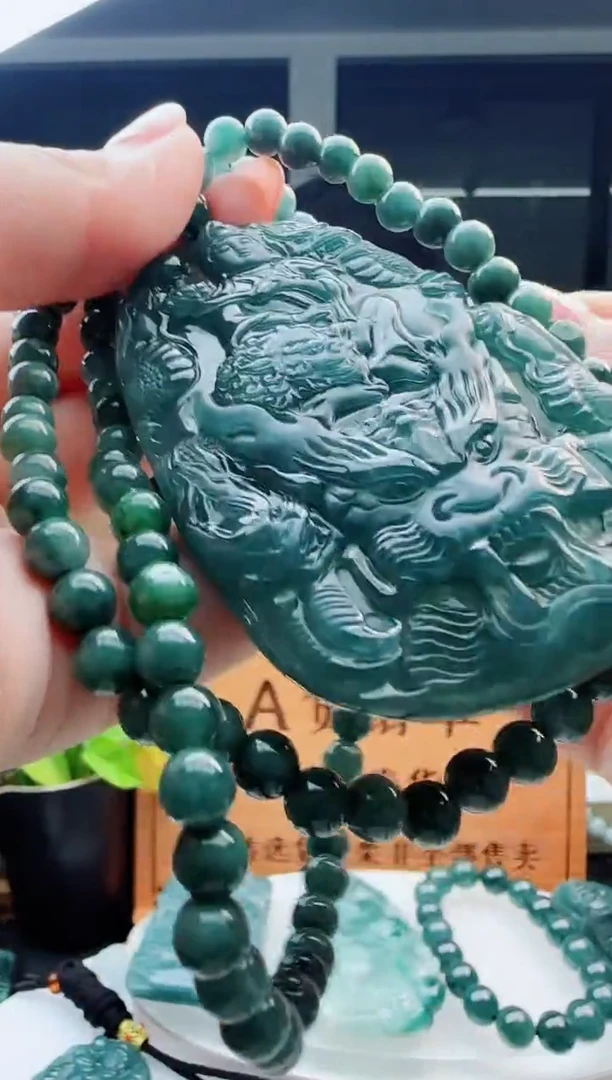 翡翠未镶嵌颈饰多样性发货其中一件