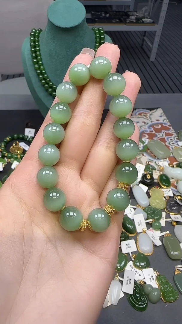 18K金镶嵌手串和田玉1