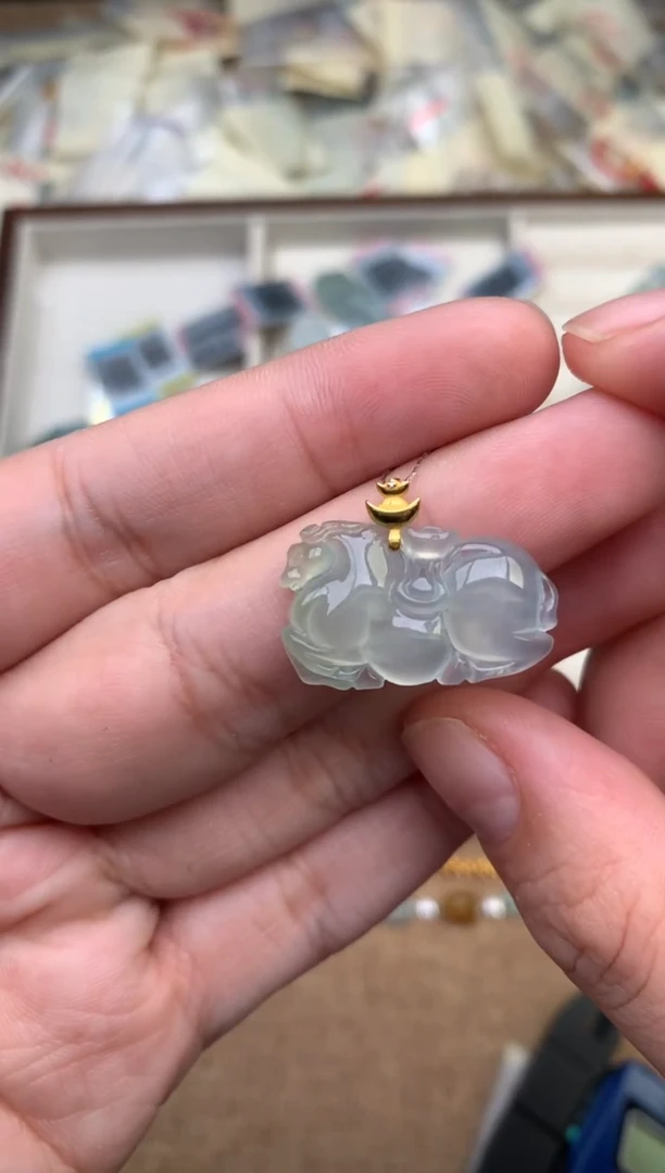 18K金镶嵌挂件翡翠一