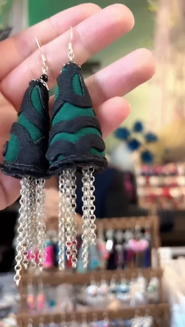 彩云南阁非遗老绣饰品728